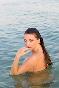 有魅力的湿年轻女人在水中