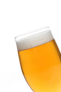 glass 在白色背景上的啤酒特写