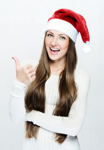 年轻漂亮的女人在圣诞老人帽子