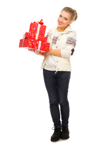 年轻的微笑女孩与礼品盒