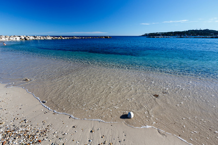 阳光海滩和蔚蓝海岸，法国昂蒂布在防波堤