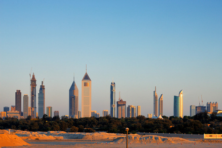 迪拜的天际线是与很多漂亮的高层建筑，特别是沿谢赫扎耶德路增光