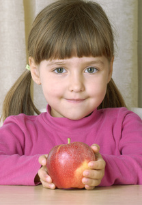 吃新鲜的红苹果的小女孩画像