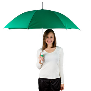 微笑持有孤立白底绿伞的女人图片