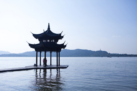 古阁上在西子湖畔的杭州，中国