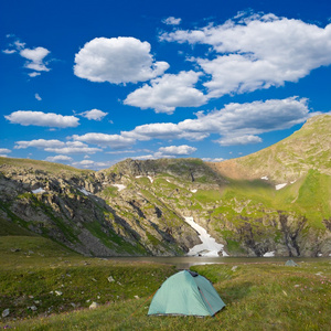 在山的山谷中旅游营地