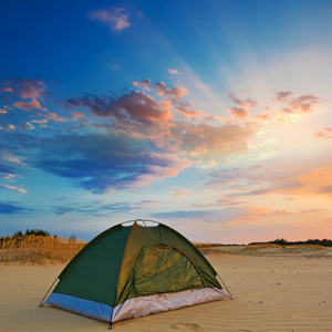 在晚上沙沙漠旅游帐篷
