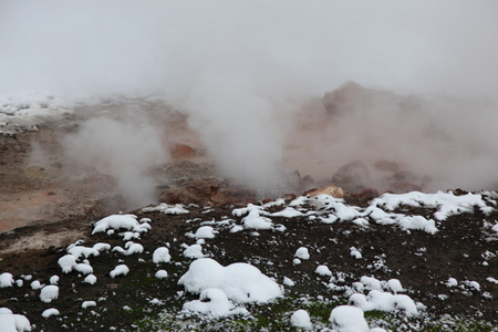 温泉内破火山口。黄石国家公园