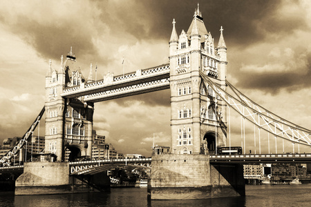 伦敦塔桥的复古视图