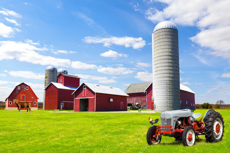 美国农村红农场与蓝蓝的天空