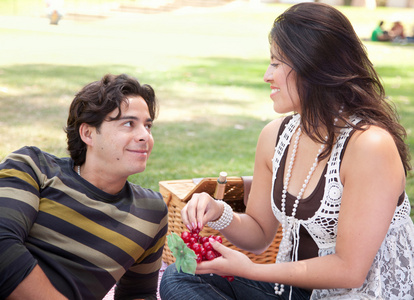 吸引西班牙裔美国人的情侣在公园野餐