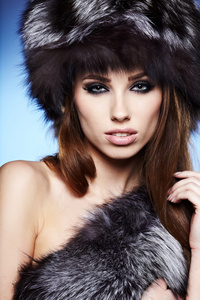 毛皮时装。美丽的女孩在毛皮帽子。冬季女肖像
