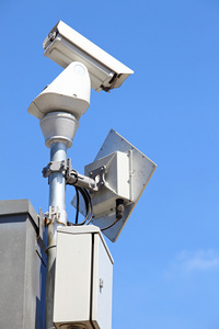 隔离的监控安全摄像机或在蓝蓝的天空上央视