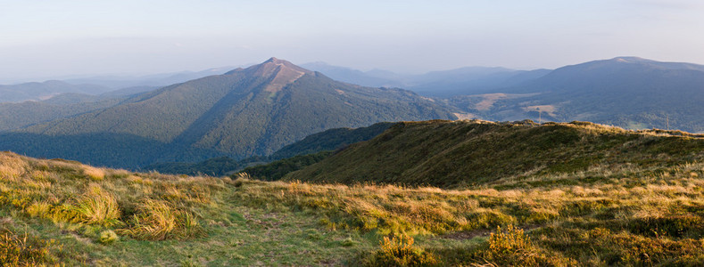 石溪路在山中