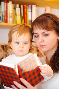 母亲与她的小宝贝儿子读的书