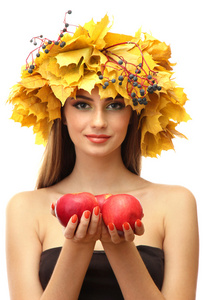 与黄色秋季花圈和孤立在白色的苹果，美丽的年轻女子