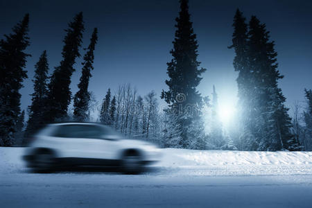 汽车灯和冬季道路图片