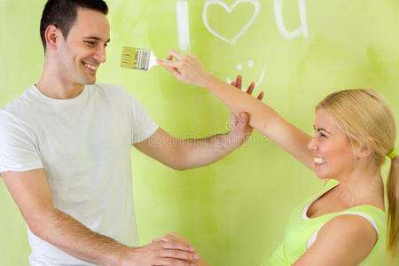 夫妇 幸福 移动 美丽的 公寓 油漆 女孩 家庭 颜色 乐趣