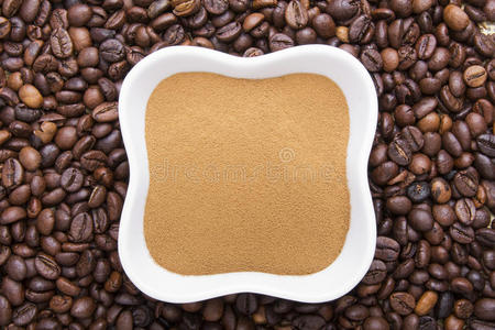 咖啡豆上的咖啡粉图片