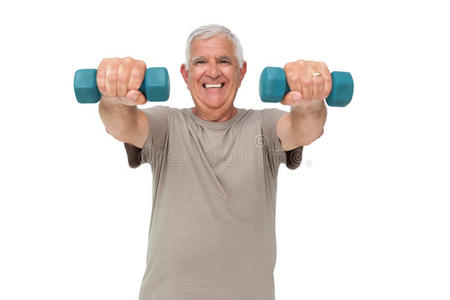 一个快乐的老人用哑铃锻炼的肖像