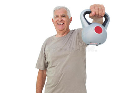 一位老人拿着壶铃锻炼的肖像