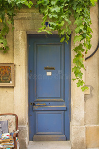 蓝色旧门入口