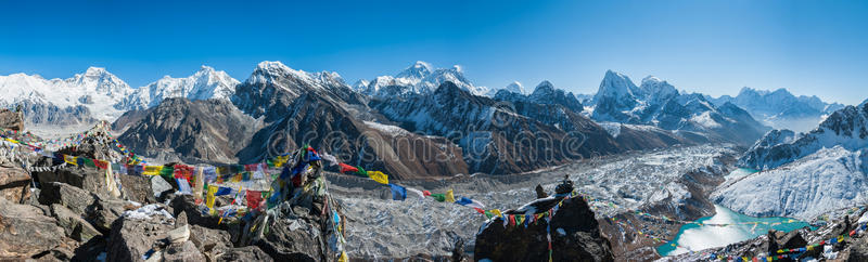 从尼泊尔珠穆朗玛峰地区戈乔里看到的喜马拉雅山