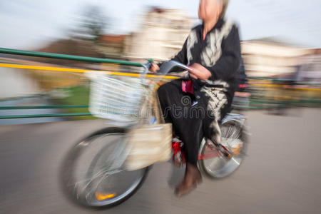 骑自行车环城的老妇人