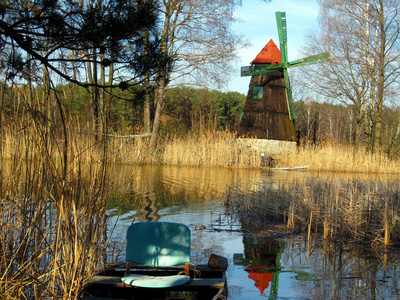 老风车是建在岛上的旅游景点图片