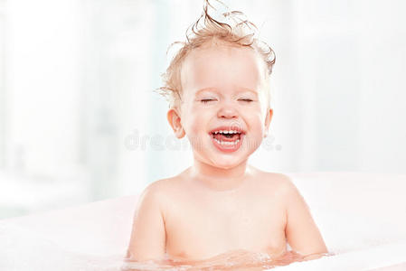 快乐有趣的宝宝笑着洗澡