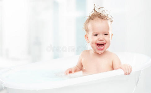 快乐有趣的宝宝笑着洗澡