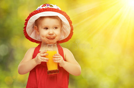 夏天喝橙汁的女婴