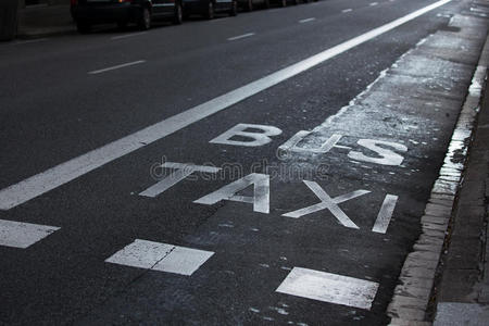 车行道上写着出租车和公共汽车图片