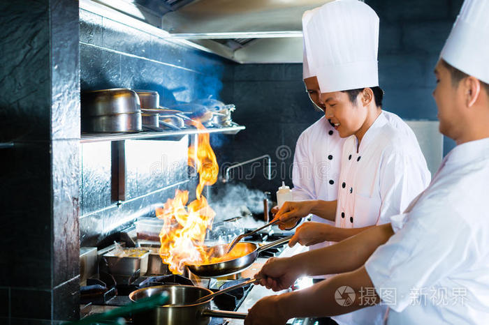 亚洲厨师在餐厅烹饪