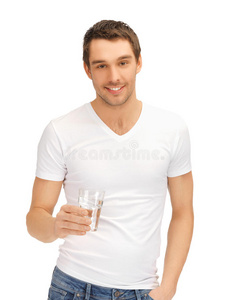 穿白衬衫的男人拿着一杯水