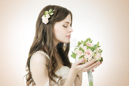 带着结婚花束的美丽新娘图片