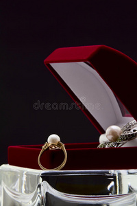 珍珠戒指和胸针图片