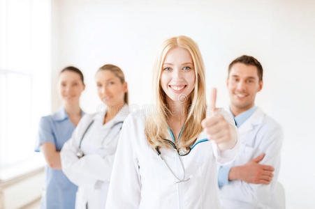 女医生或护士在医疗小组前图片