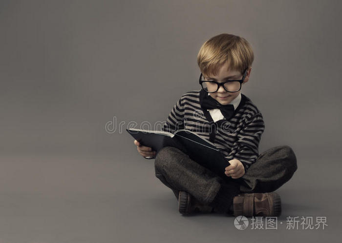 男孩看书聪明的孩子戴眼镜孩子教育
