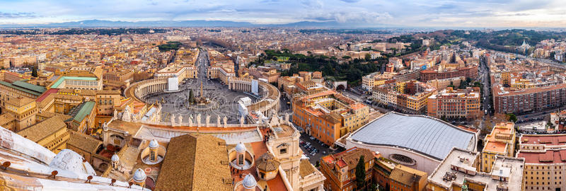 梵蒂冈圣彼得广场与罗马鸟瞰图图片