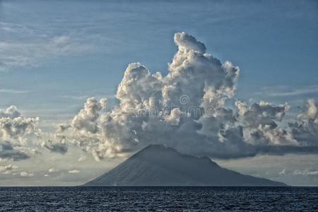 位于绿松石色热带水域的布纳肯火山