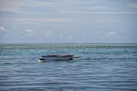 绿松石色热带天堂岛上的一艘船图片