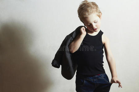 时尚小男孩围巾。时尚时尚儿童