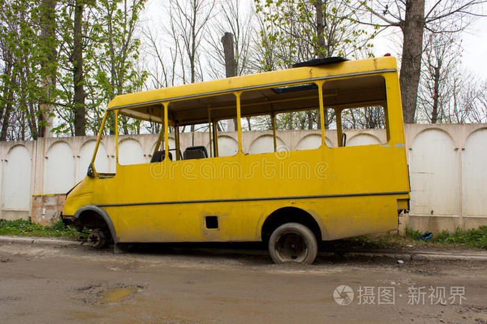 一辆破旧的公共汽车