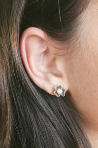 镶有珍珠和马赛石的银耳环图片
