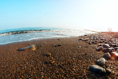 海滩上的海浪伴着夕阳的余晖