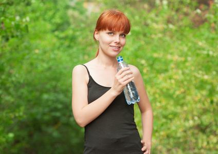 健身女人喝水