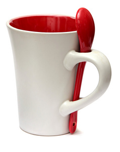 用红色勺子孤立在白色背景上的陶瓷杯