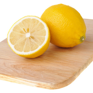一个半的柠檬在菜板上
