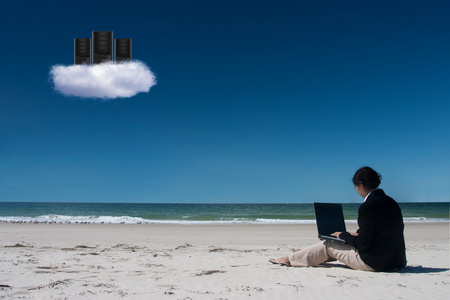 云计算与笔记本电脑的海滩上